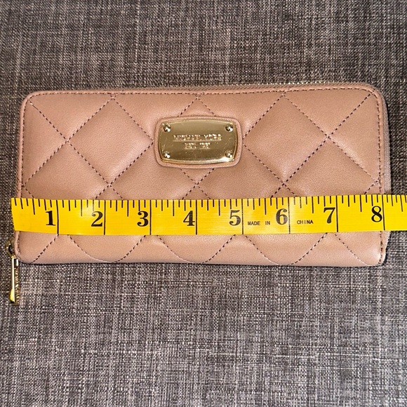 Michael Kors EUC Quilted soft leather full zip wallet tan beige nude - Picture 14 of 17